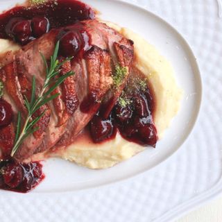 File de rață cu sos de vișine pe piure de mere