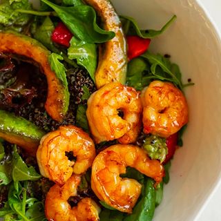 Salată de avocado la grătar cu creveți