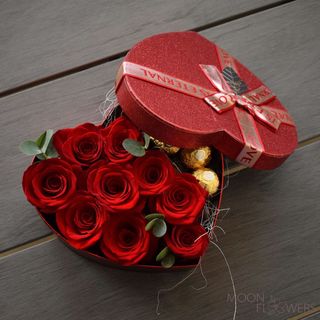 Cutie-inimă cu trandafiri roșii și Ferrero Rocher (S)