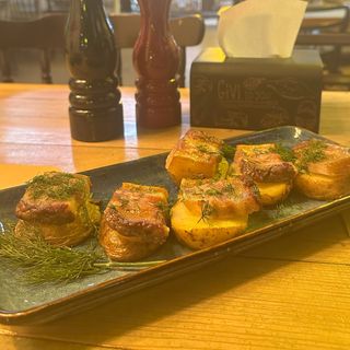 CARTOFI PE GRĂTAR CU UNTURA