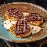 Medalioane din mușculeț de vitțel  cu sos de muștar