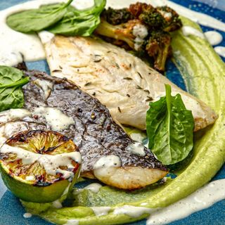 File de Dorado cu mousse de avocado