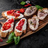 Bruschette cu somon si castraveți