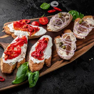 Bruschette cu somon si castraveți
