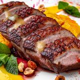 Piept de rățușca pe pat de fructe de pădure