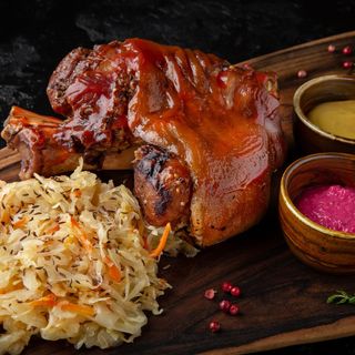 Ciolan de porc cu varză murată, hrean și muștar