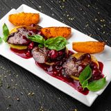 Ficat de iepure cu mere caramelizate și sos de fructe de pădure