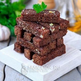 Pâine neagră prăjită cu usturoi