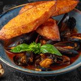 Supă italiană cu tomate și midii cu toast picant