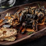 Midii mediteraneene în sos frișcă cu crutoane