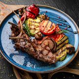 Costiță de vițel cu legume la grătar