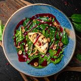 Salată cu camembert și sos de fructe de padure