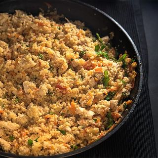 Curcan prajit in sos demi-glace,servit cu cuscus de legume