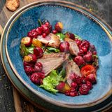 Salata cu piept de ratusca si sos de fructe de padure