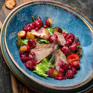 Salata cu piept de ratusca si sos de fructe de padure