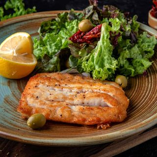 Fileu de salau cu salata verde