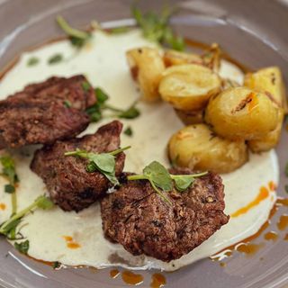 Medalion de vită cu sos dorblu