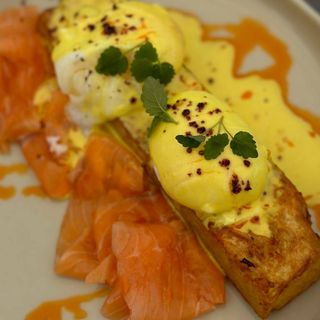 Draniki cu somon și ouă poșate