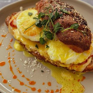 Croissant cu pastrama, ou prăjit și cașcaval