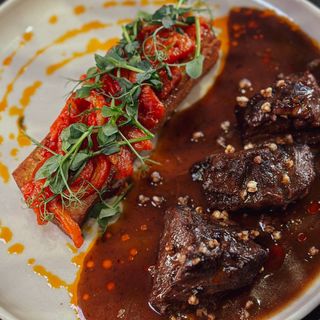 Obraji de vita cu gratinat de cartofi