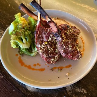 Care de miel cu broccoli si sos de nuci