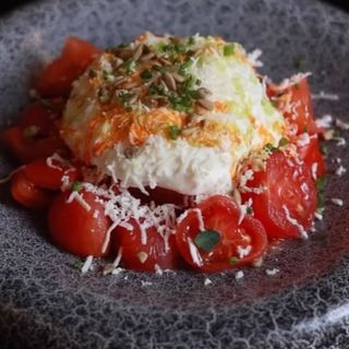 Salata de rosii de sezon cu mousse de branza