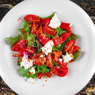 Salata cu ardei murati si branza feta