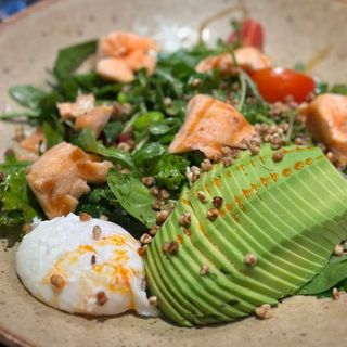 Salată de somon la grătar