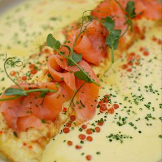 Omletă cu somon și sos de caviar