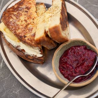 Pâine prăjită franțuzească cu brânză Brie și dulceață de fructe de pădure