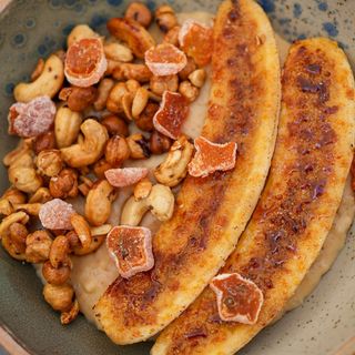 Fulgi de ovăz cu caramel sărat, banană și grilaj