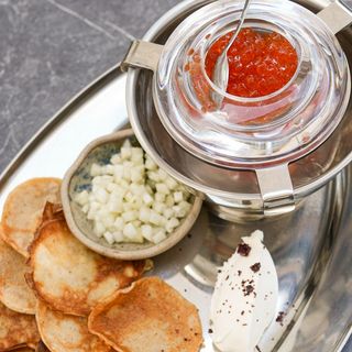 Clătite din hrișcă cu caviar roșu și unt bătut