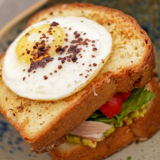 Croque Madame cu curcan și guacamole