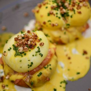 Papanasi sărate cu somon, ou poșat și sos tzatziki