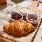 Croissant proaspăt copt,cu topping la alegere