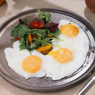 Ochiuri/scrob clasice cu parmezan si salată verde