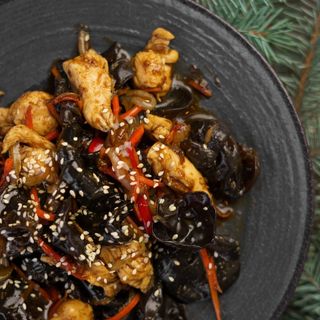 Carne de pui cu ciuperci de copac