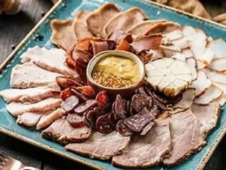 Platou cu produse de carne