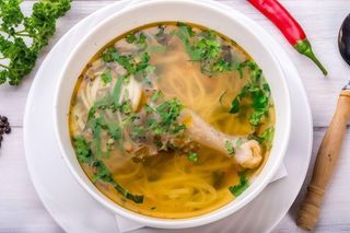 Zeama de pui cu taitei de casa