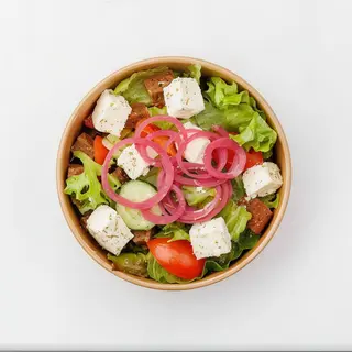 Salată Grecească cu Crostini Croccanti