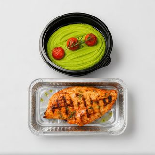 Steak de pui cu piure cremos de mazăre verde