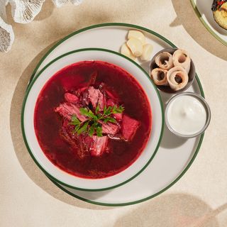 Borș roșu cu carne de vițel