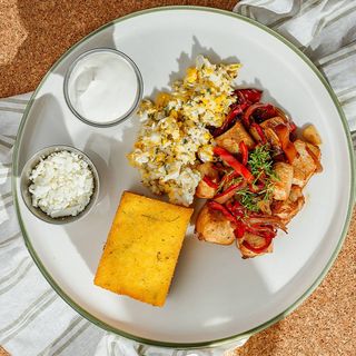 Tocăniță de găină cu polenta