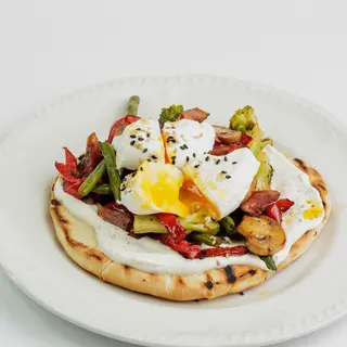 Pita cu legume, bacon si ouq benedict 