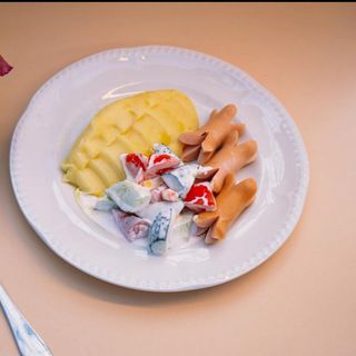 PIURE DE CARTOFI CU CRENVURȘTI ȘI SALATĂ