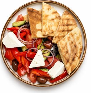 Salată grecească pe pita