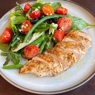 Piept de pui cu  roșii și măsline