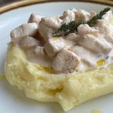 Chicken fillet in white wine sauce with mashed potatoes and truffle oil