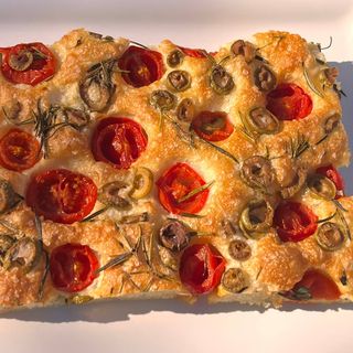 Focaccia cu olive, rozmarin și cherry  1/300