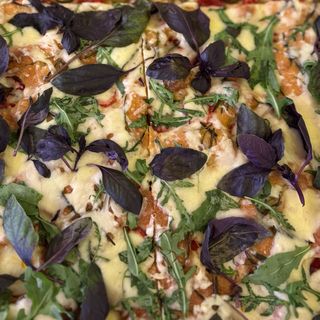 Focaccia cu busuioc, cașcaval, cherry, ruccola 1/300